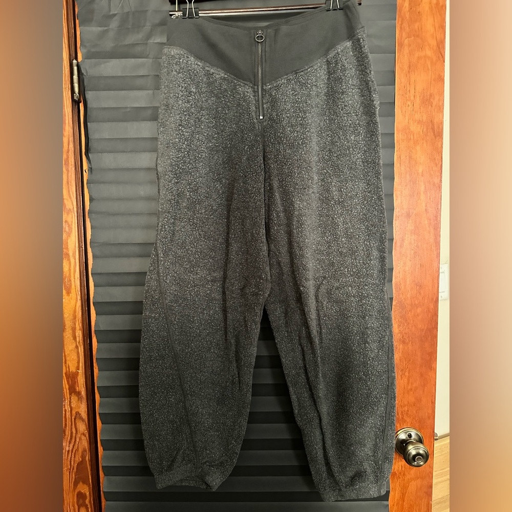 Like New, Aerie Front zip sweatpants; perfect for winter. Size Large
